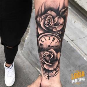 tatuaje_brazo_reloj_rosa_rosario_spiros_befanis_logia_barcelona 